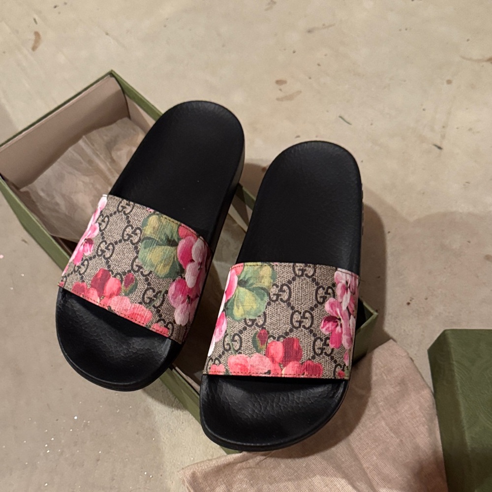 Gucci Women's Floral Slide Sandals - Black and Pink